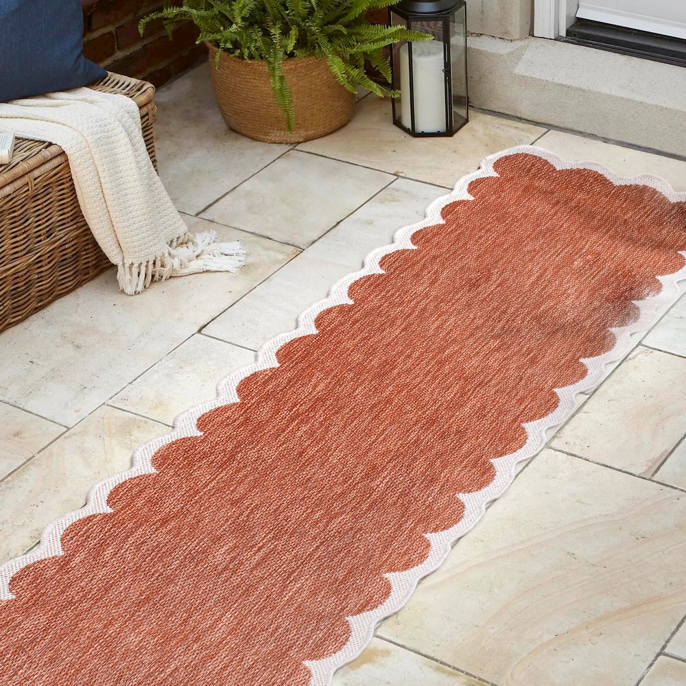 Two-Tone Scalloped Terra/Cream 2 ft. x 8 ft. Indoor/Outdoor Shaped Runner Rug. Picture 4