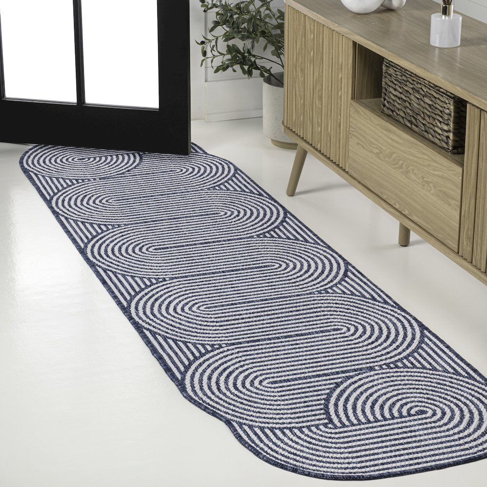 Cream/Navy 2 ft. x 8 ft. Indoor/Outdoor Shaped Runner Rug. Picture 2