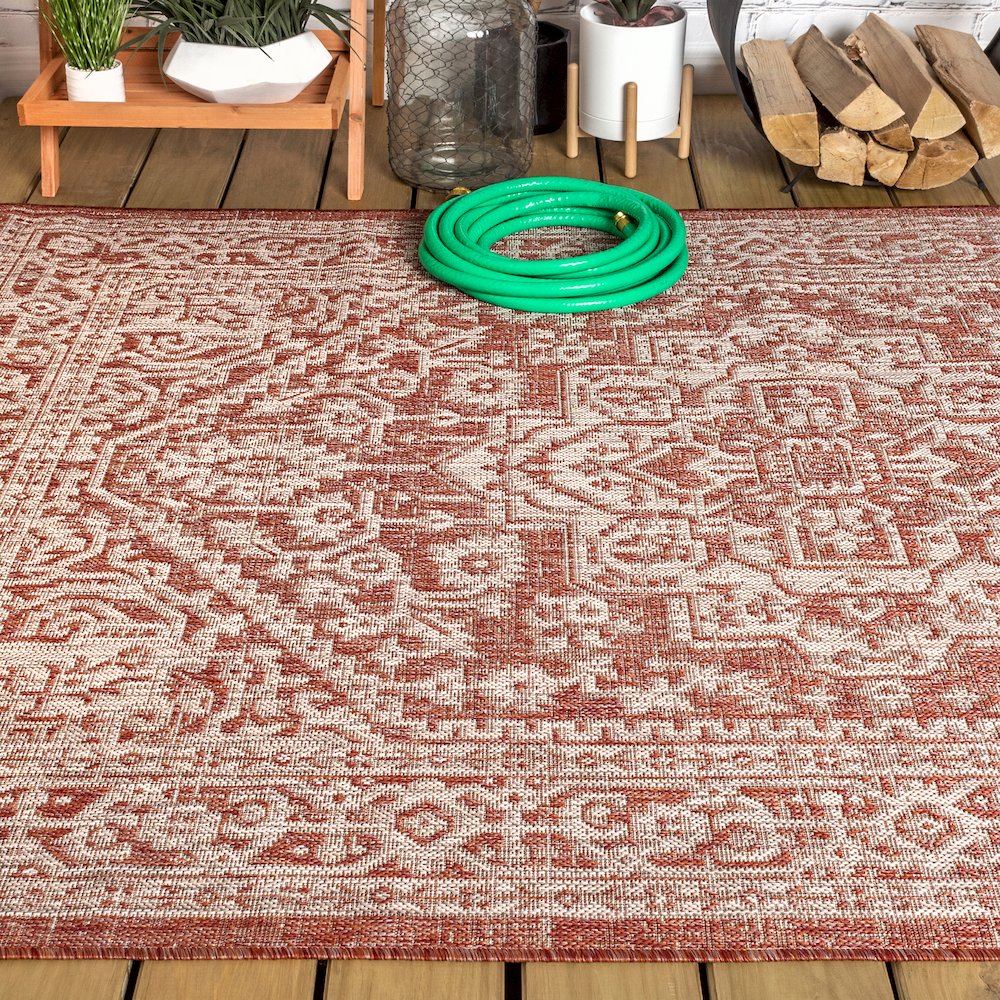 Sinjuri Medallion Textured Weave Indoor/Outdoor Area Rug. Picture 4