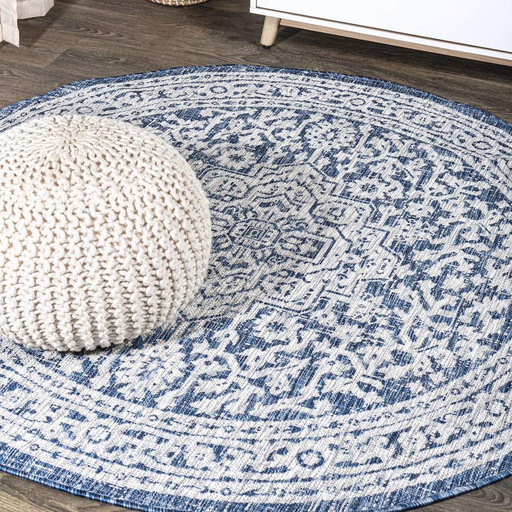 Sinjuri Medallion Textured Weave Indoor/Outdoor Area Rug. Picture 2