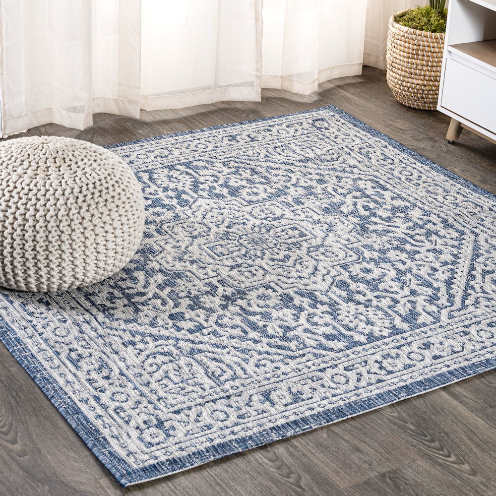 Sinjuri Medallion Textured Weave Indoor/Outdoor Area Rug. Picture 2