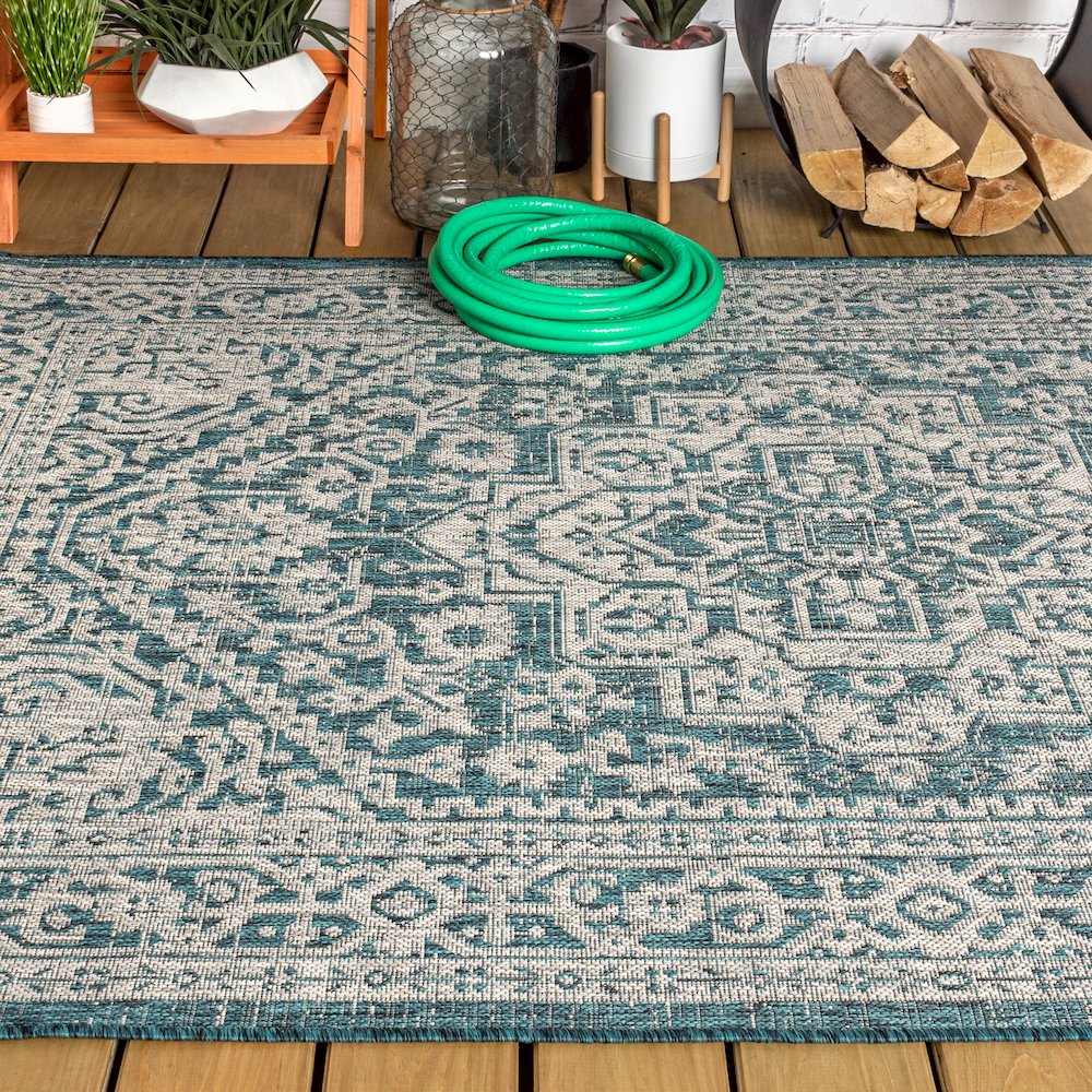 Sinjuri Medallion Textured Weave Indoor/Outdoor Area Rug. Picture 4