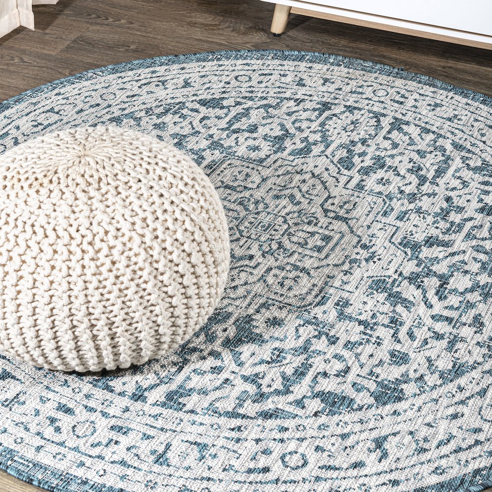 Sinjuri Medallion Textured Weave Indoor/Outdoor Area Rug. Picture 2