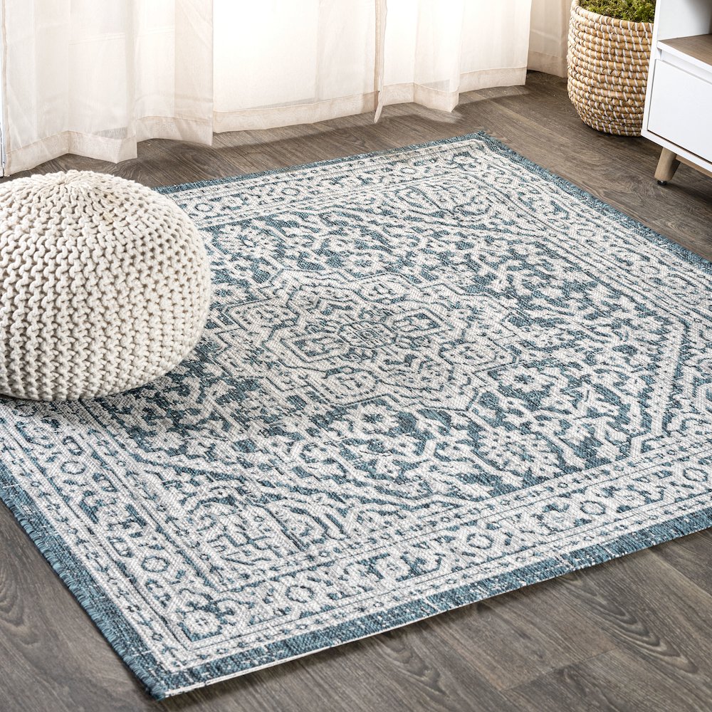 Sinjuri Medallion Textured Weave Indoor/Outdoor Area Rug. Picture 2