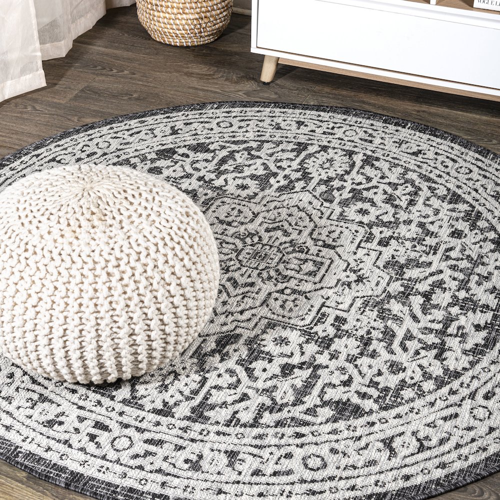 Sinjuri Medallion Textured Weave Indoor/Outdoor Area Rug. Picture 2