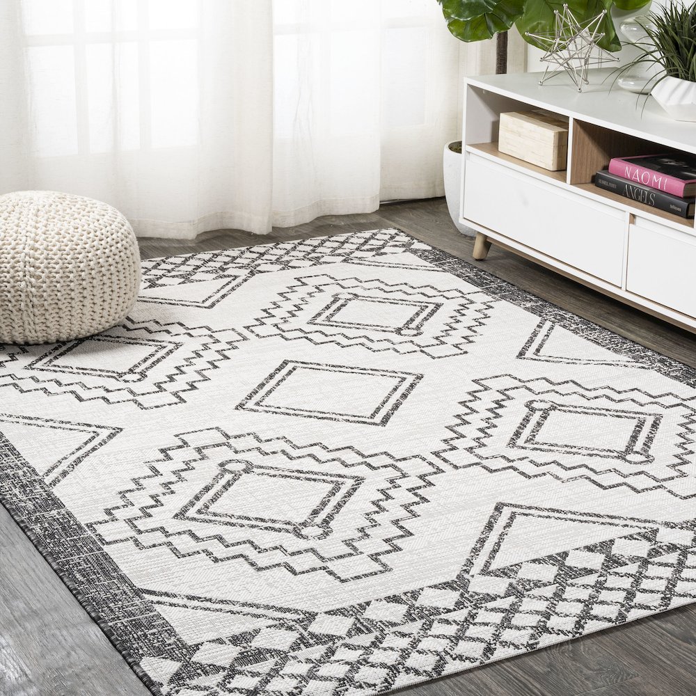 Marokko Diamond Tribal Medallion Indoor/Outdoor Area Rug. Picture 2