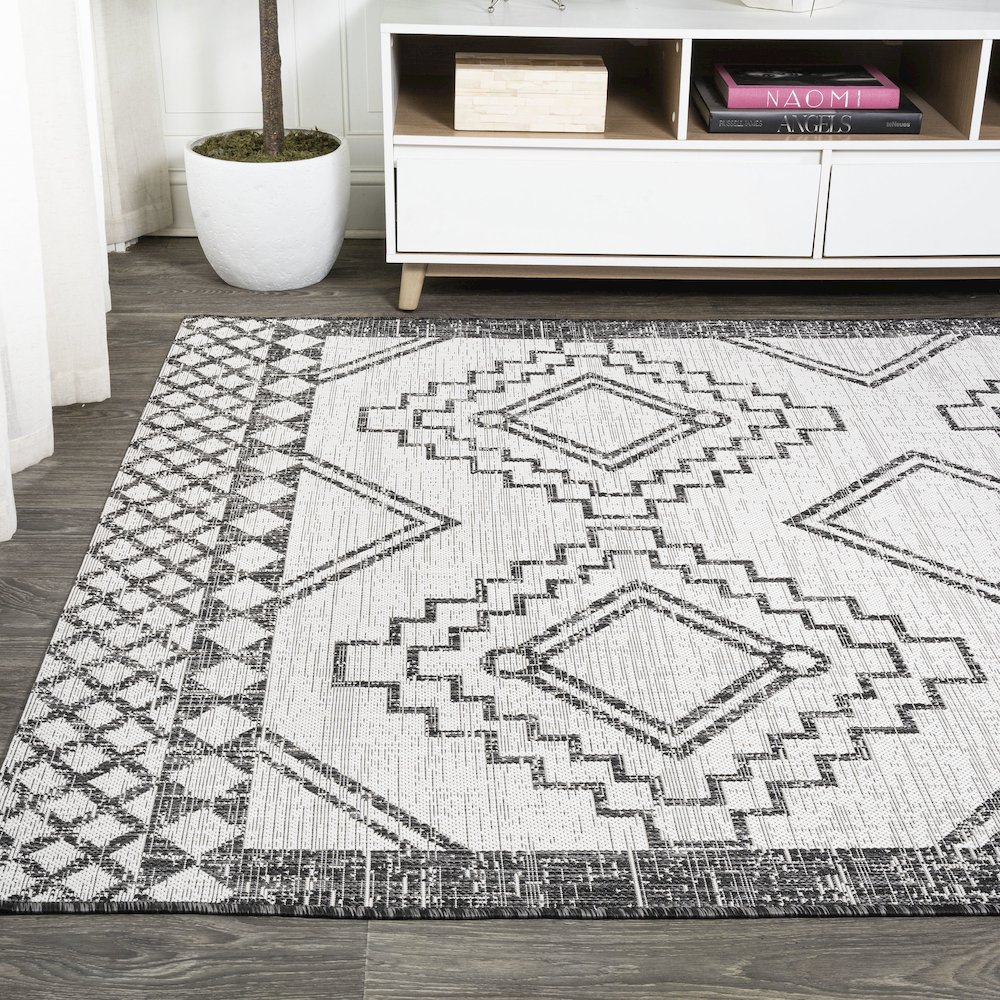 Marokko Diamond Tribal Medallion Indoor/Outdoor Area Rug. Picture 3