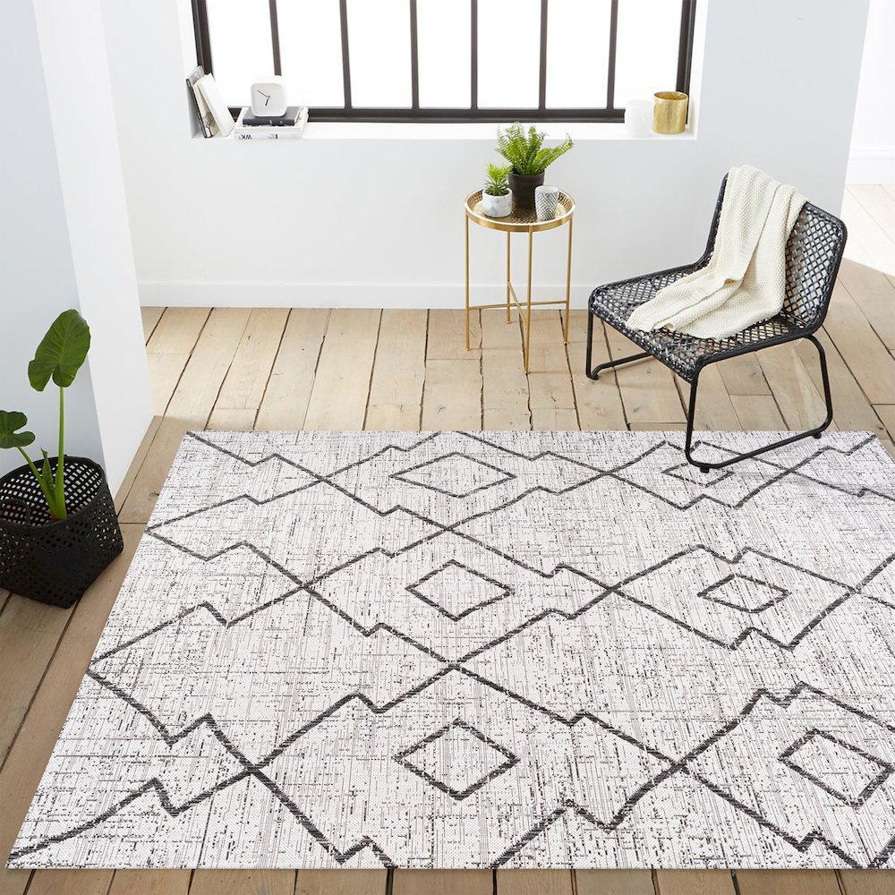 Carwa Tribal Diamond Trellis Indoor/Outdoor Area Rug. Picture 16