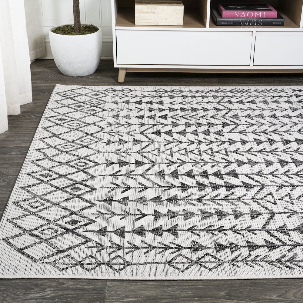 Tokay Bohemian Geometric Indoor/Outdoor Area Rug. Picture 3