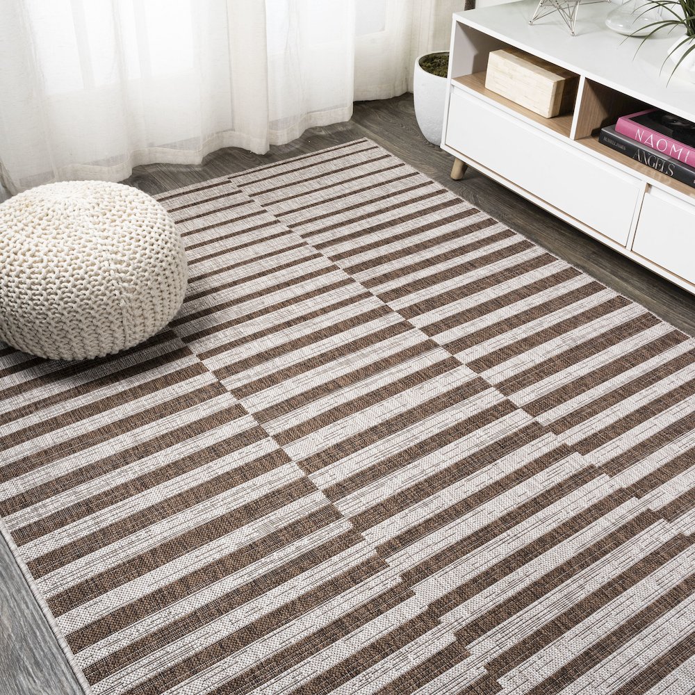 Sukie Modern Offset Stripe Indoor/Outdoor Area Rug. Picture 4
