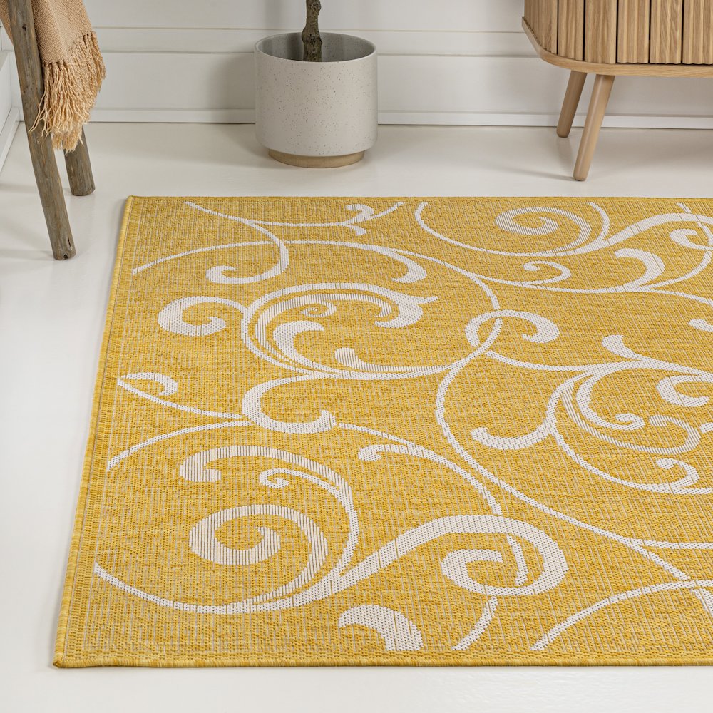 Maribel Traditional Classic All-Over Scroll Indoor/Outdoor Area Rug. Picture 1