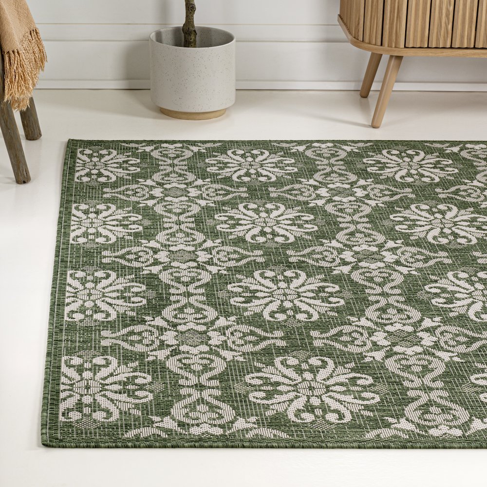 Maribel Traditional Classic All-Over Scroll Indoor/Outdoor Area Rug. Picture 1