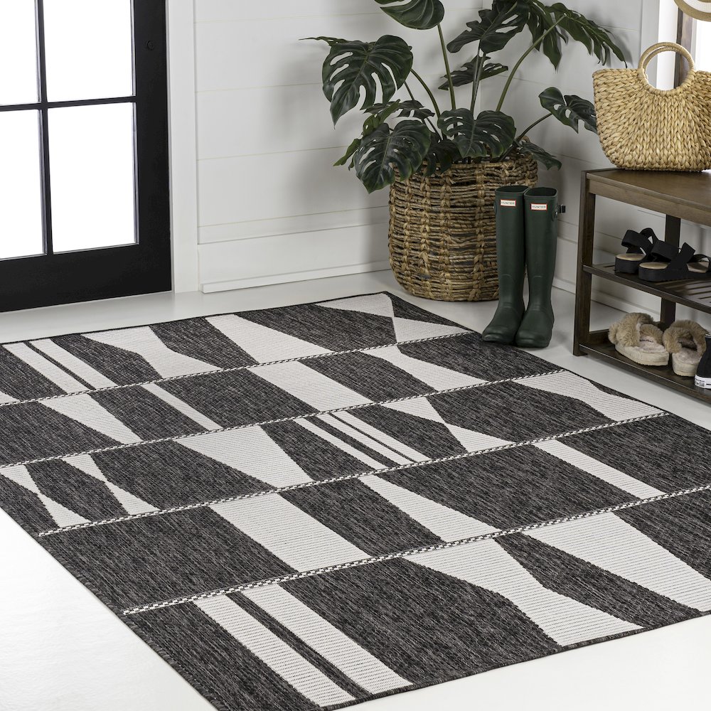 Two-Tone Black/Cream 3 ft. x 5 ft. Indoor/Outdoor Area Rug. Picture 3