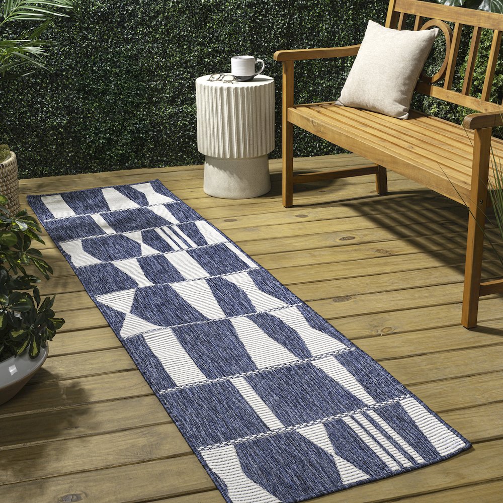 Two-Tone Navy/Cream 2 ft. x 8 ft. Indoor/Outdoor Runner Rug. Picture 4