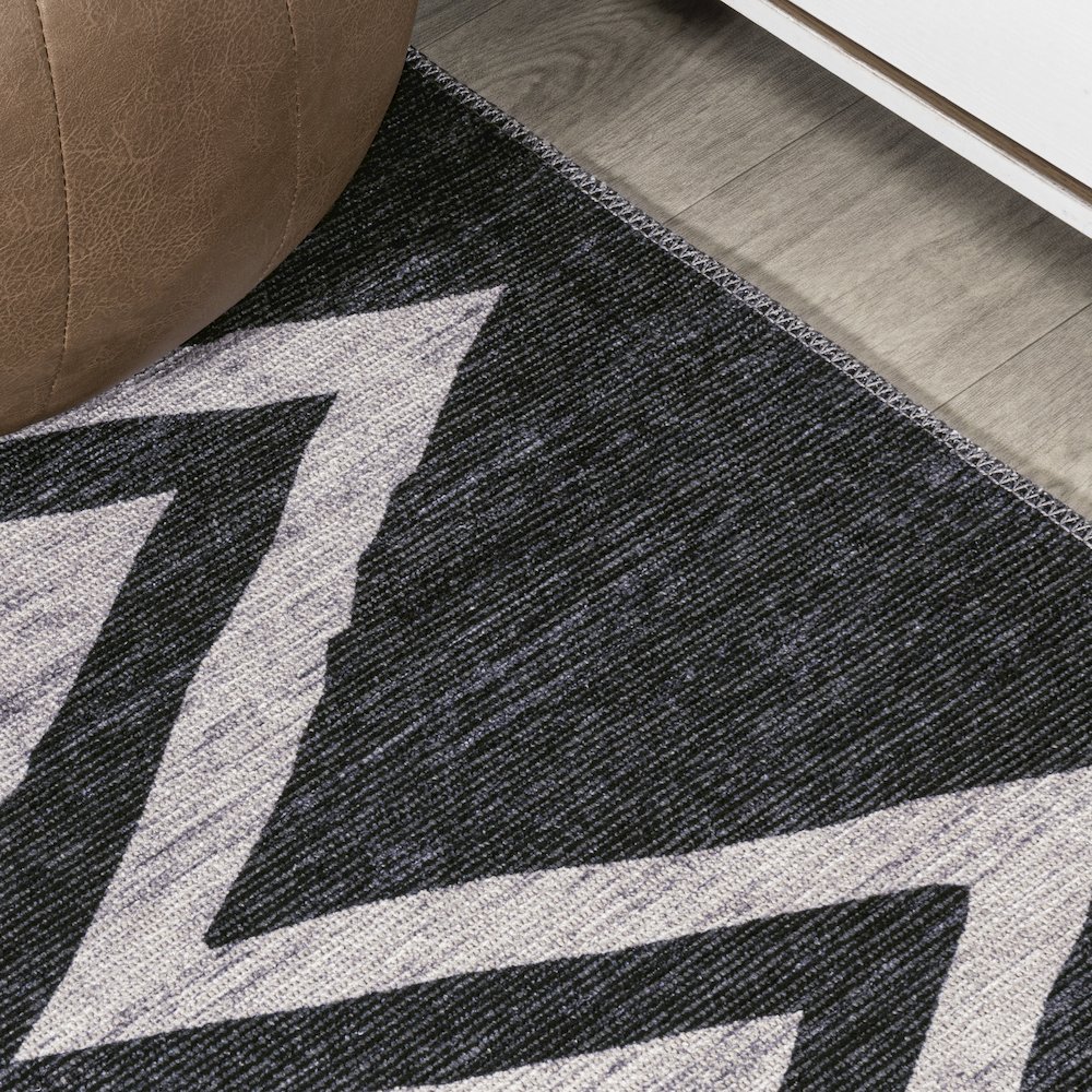 Siksak Modern Chevron Border Area Rug. Picture 4