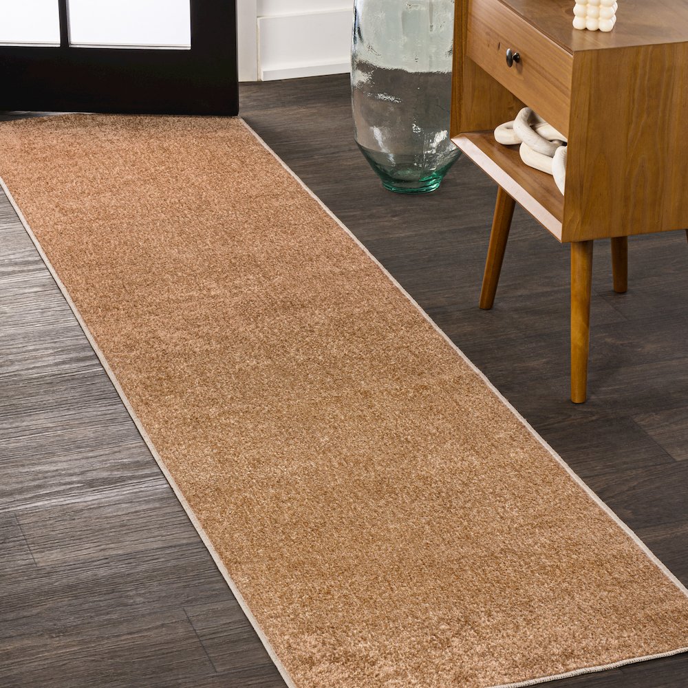 Twyla Classic Solid Low-Pile Machine-Washable Runner Rug. Picture 1