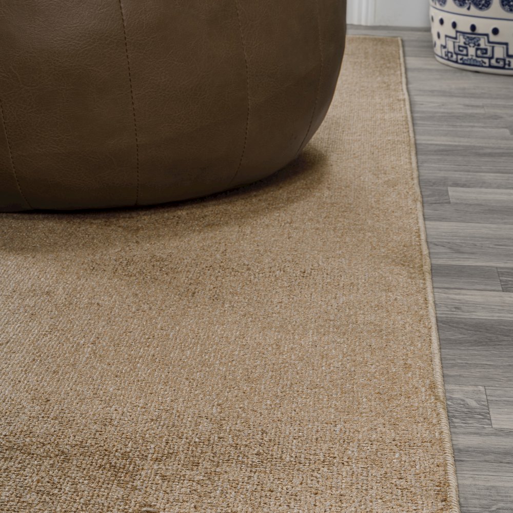 Twyla Classic Solid Low-Pile Machine-Washable Runner Rug. Picture 3