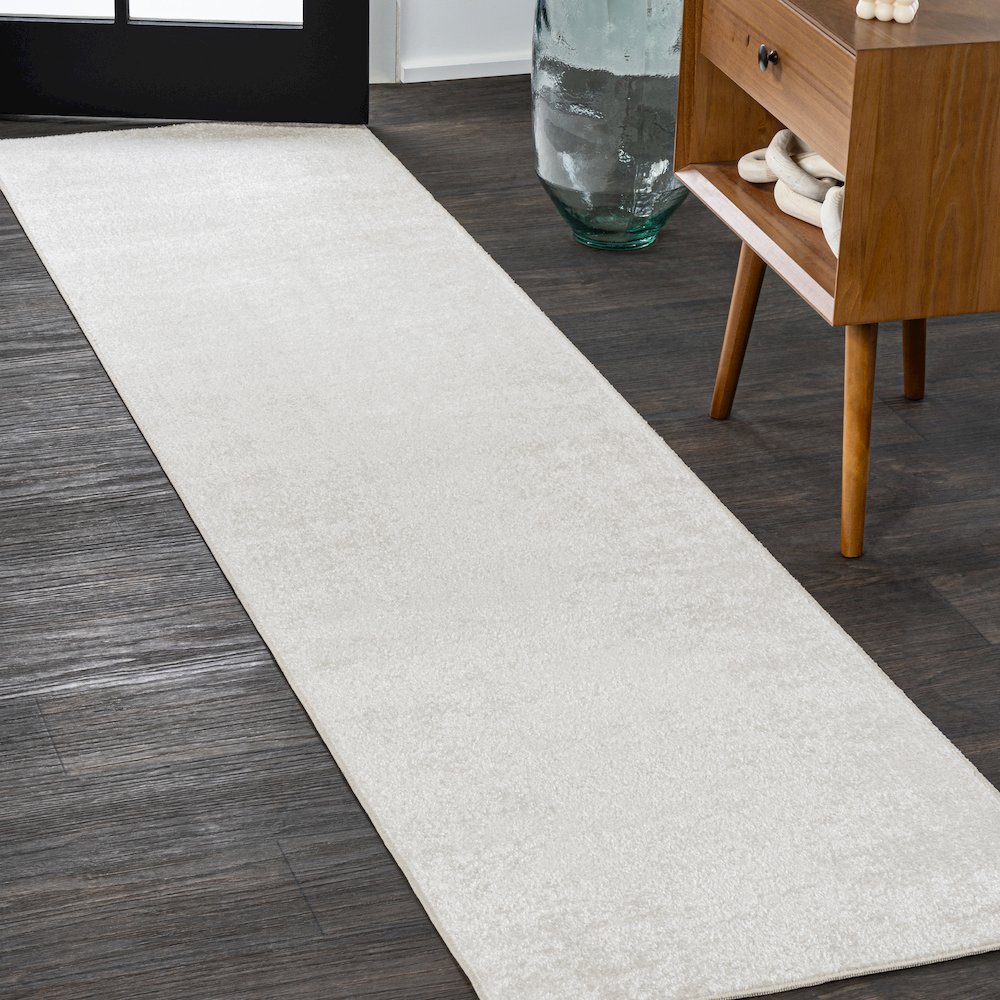 Twyla Classic Solid Low-Pile Machine-Washable Runner Rug. Picture 1