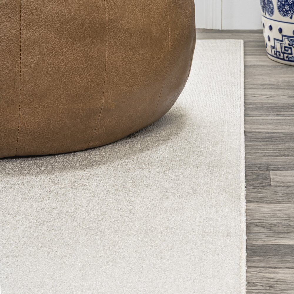 Twyla Classic Solid Low-Pile Machine-Washable Runner Rug. Picture 3
