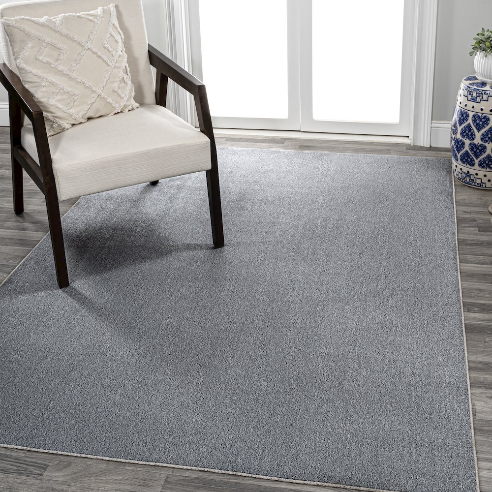 Twyla Classic Solid Low-Pile Machine-Washable Area Rug. Picture 1