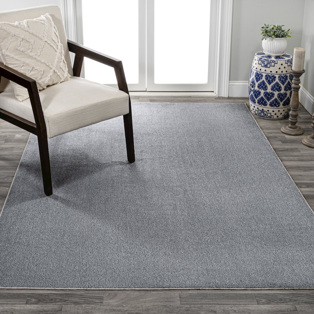 Twyla Classic Solid Low-Pile Machine-Washable Area Rug. Picture 2
