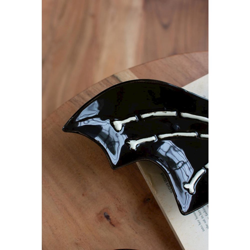 Set Of Two Nesting Ceramic Bat Serving Platters. Picture 3