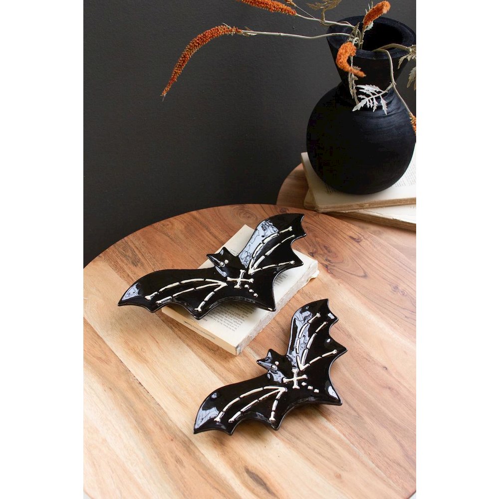 Set Of Two Nesting Ceramic Bat Serving Platters. Picture 5