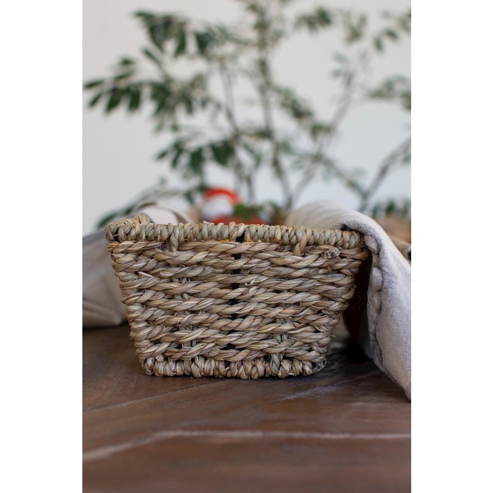 Set Of Two Woven Seagrass Bread Baskets. Picture 2