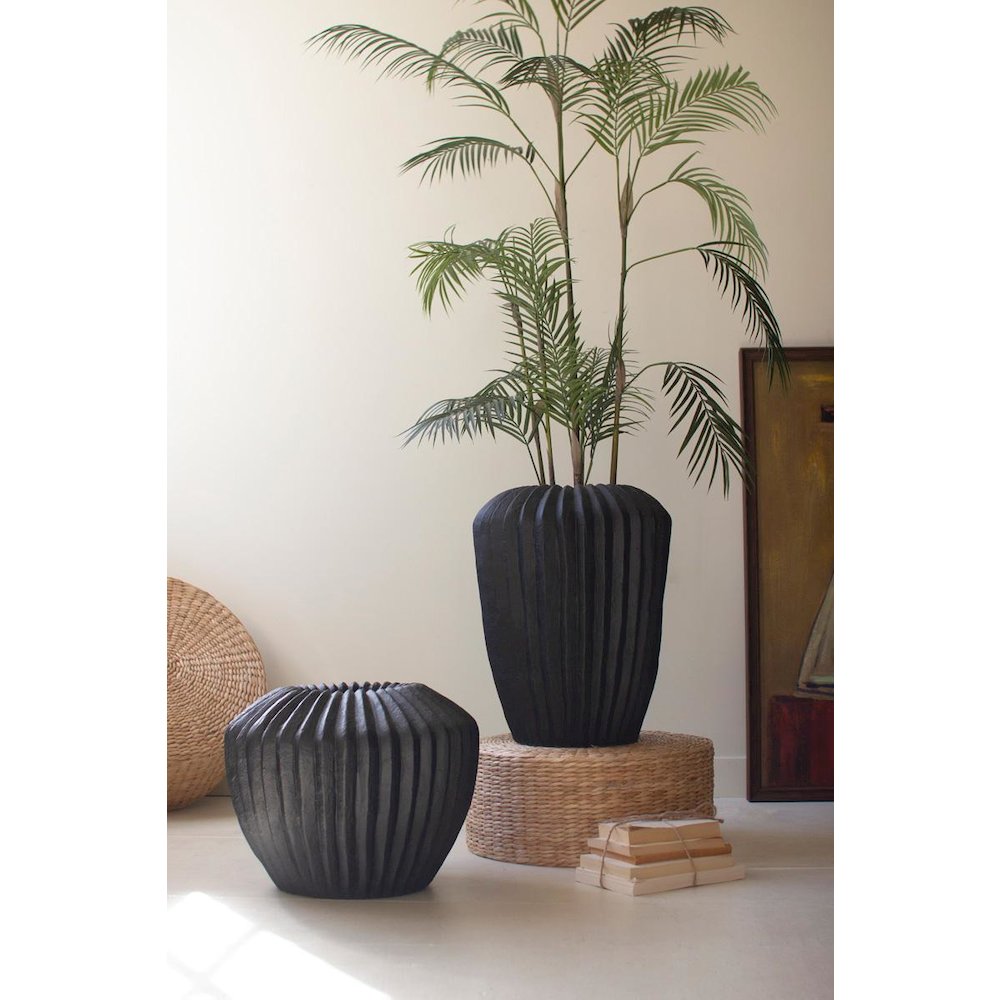 Short Stone Composite Urn - Black. Picture 2