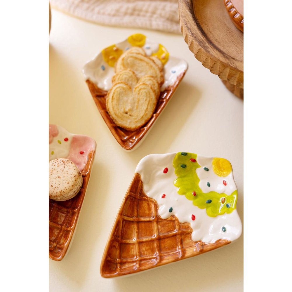 Set Of Three Ceramic Ice Cream Cone Plates. Picture 2