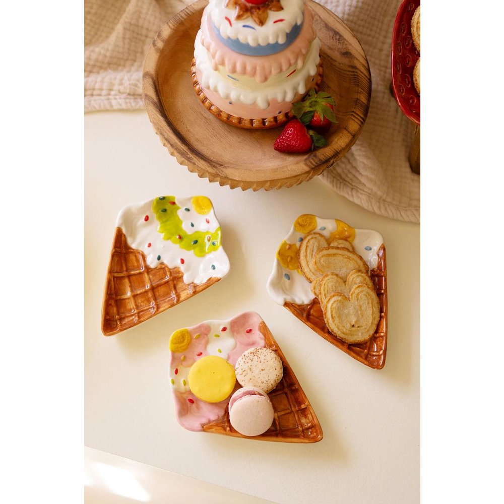 Set Of Three Ceramic Ice Cream Cone Plates. Picture 3