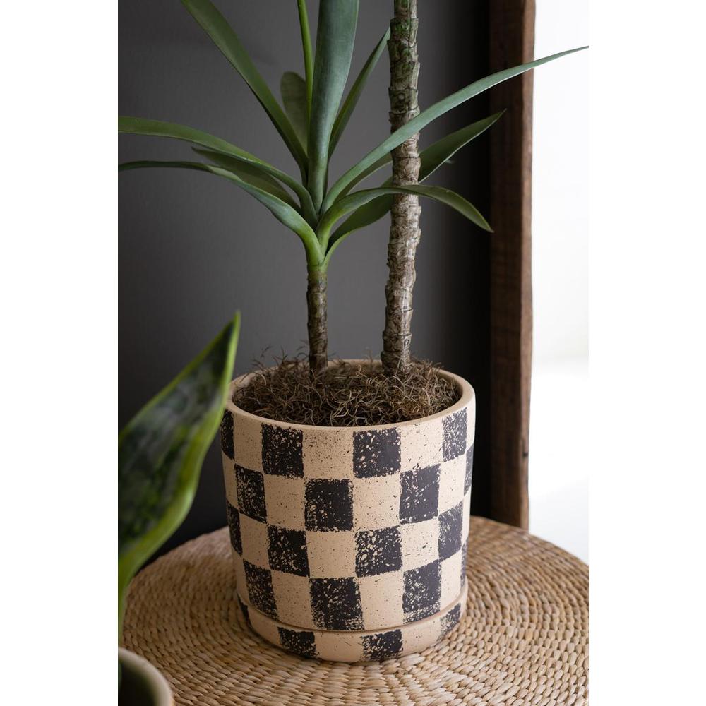 Set Of Three Checkered Clay Planters With Trays. Picture 4