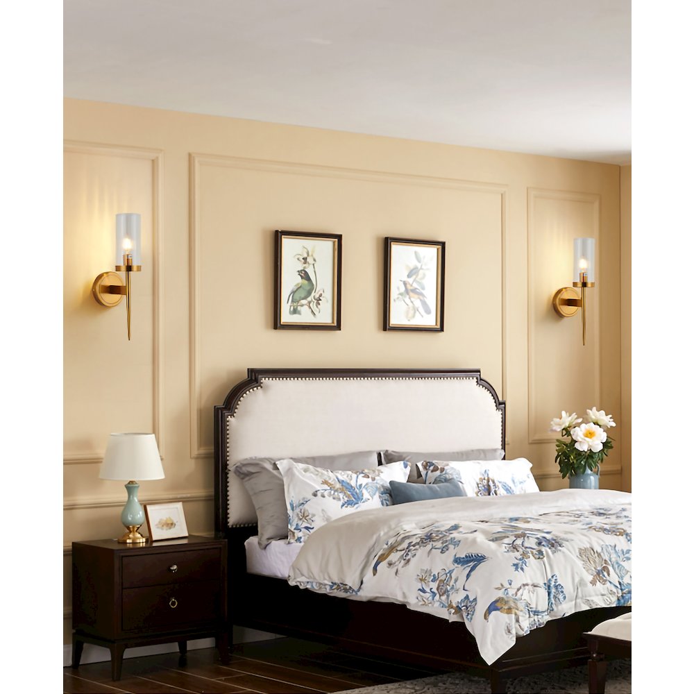 1-Light Antique Brass Metal Wall Sconce With A Clear Glass Shade. Picture 4