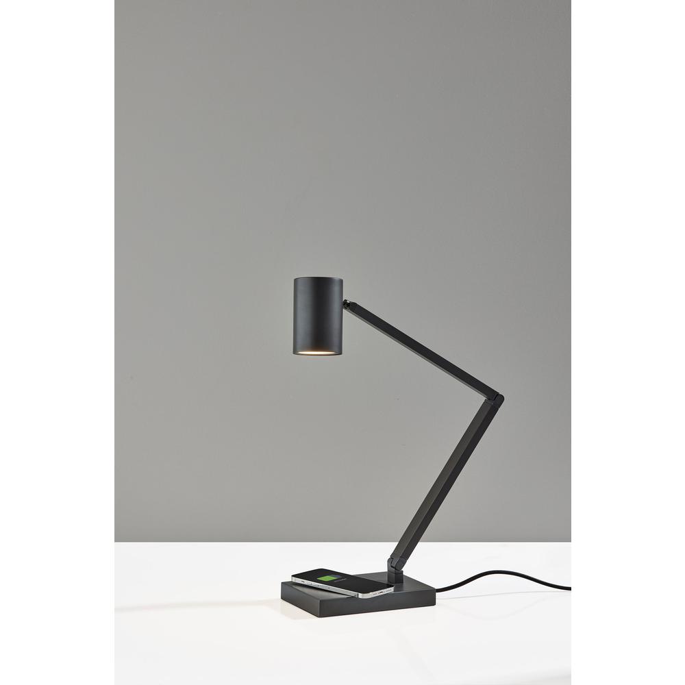 Newman Task Lamp w. Wireless Charging. Picture 3