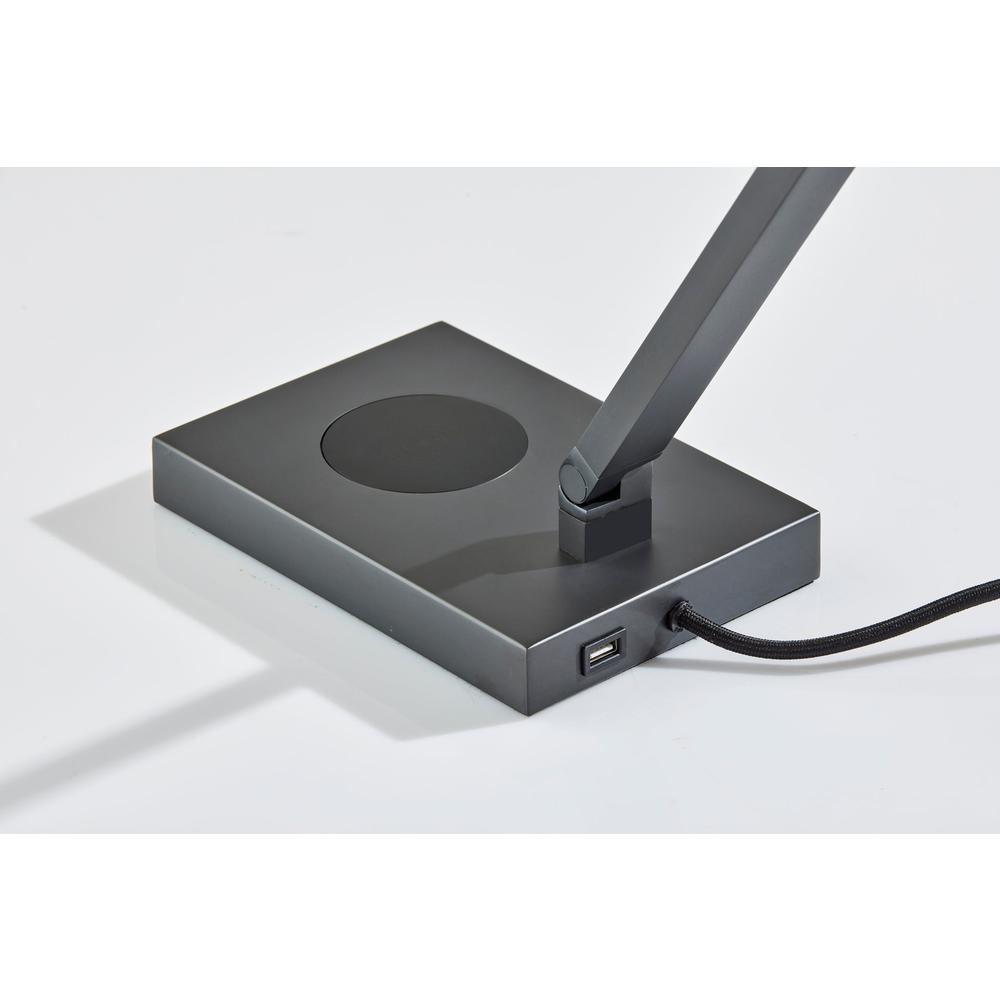 Newman Task Lamp w. Wireless Charging. Picture 5