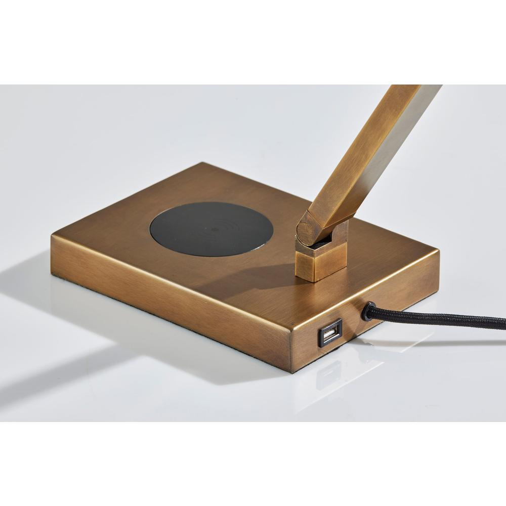 Newman Task Lamp w. Wireless Charging. Picture 6