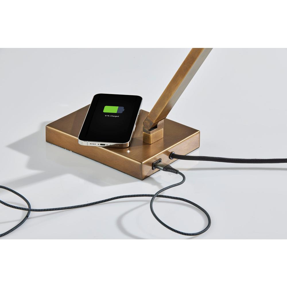 Newman Task Lamp w. Wireless Charging. Picture 8