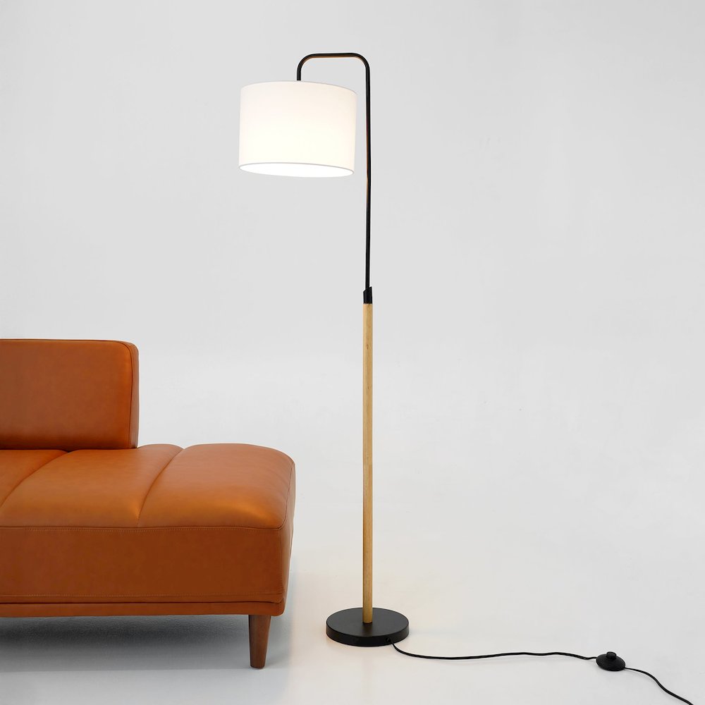 Lior Floor Lamp Wooden Pole. Picture 5