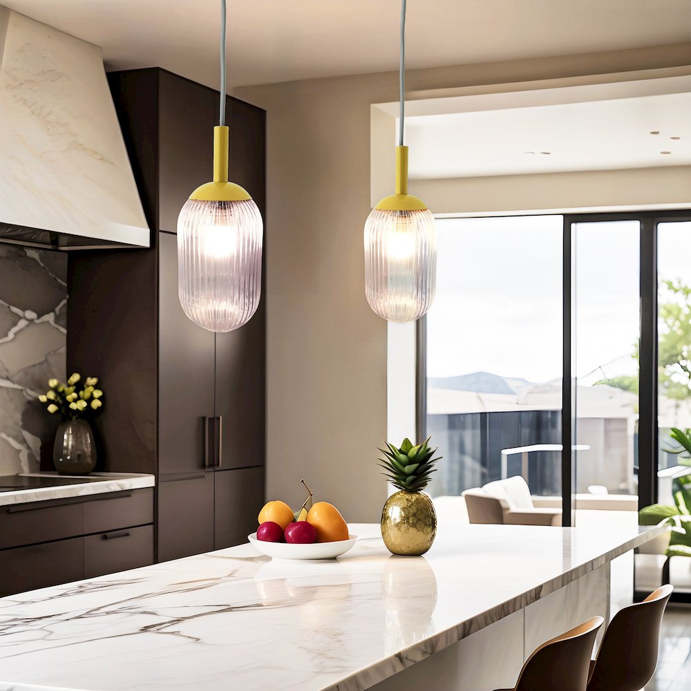 Gemma Pendant Lamp - Gold and Clear. Picture 5