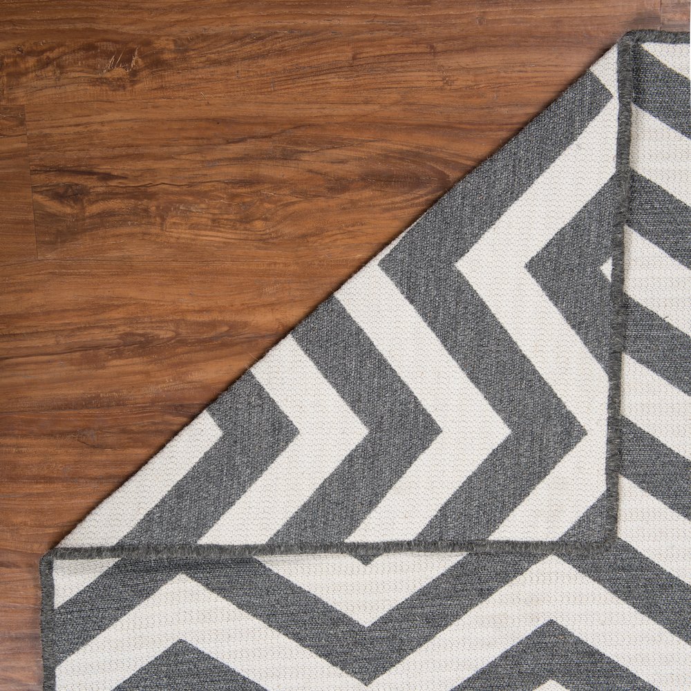 Salonika Reversible Chevron Grey 5x8, Rug. Picture 4