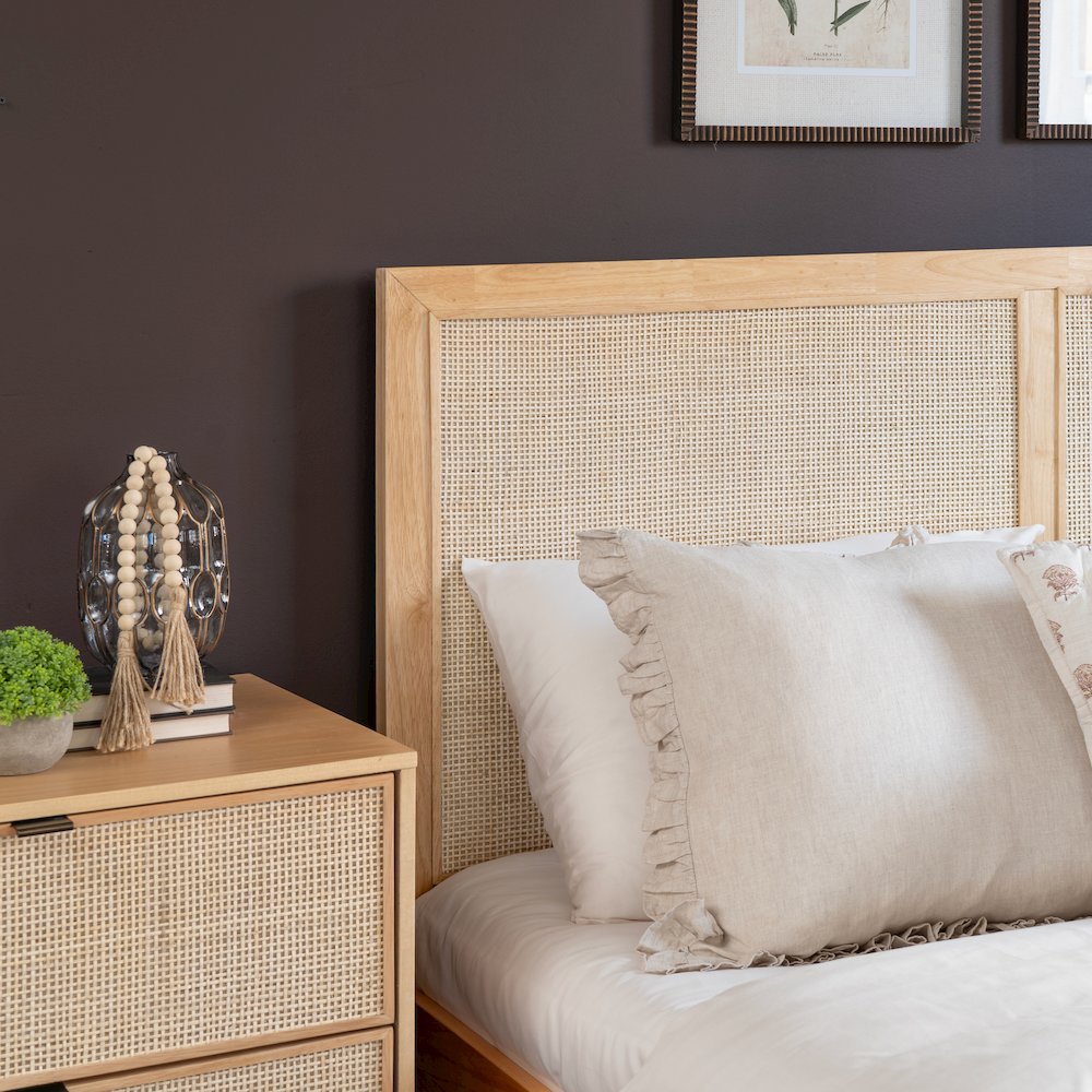 Collett Queen Bed. Picture 5