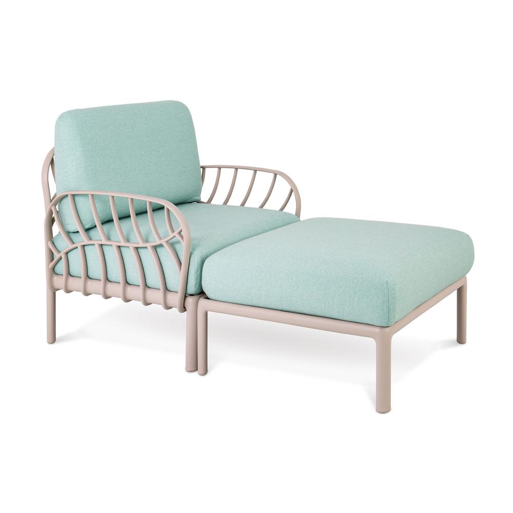 Laurel Resin Chaise Lounge with Cushions. Picture 1