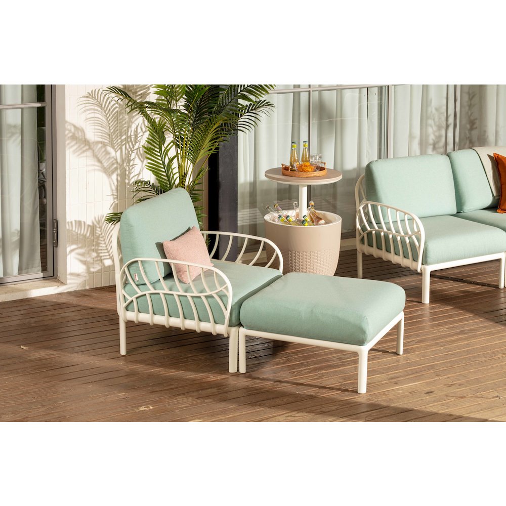 Laurel Resin Chaise Lounge with Cushions. Picture 2