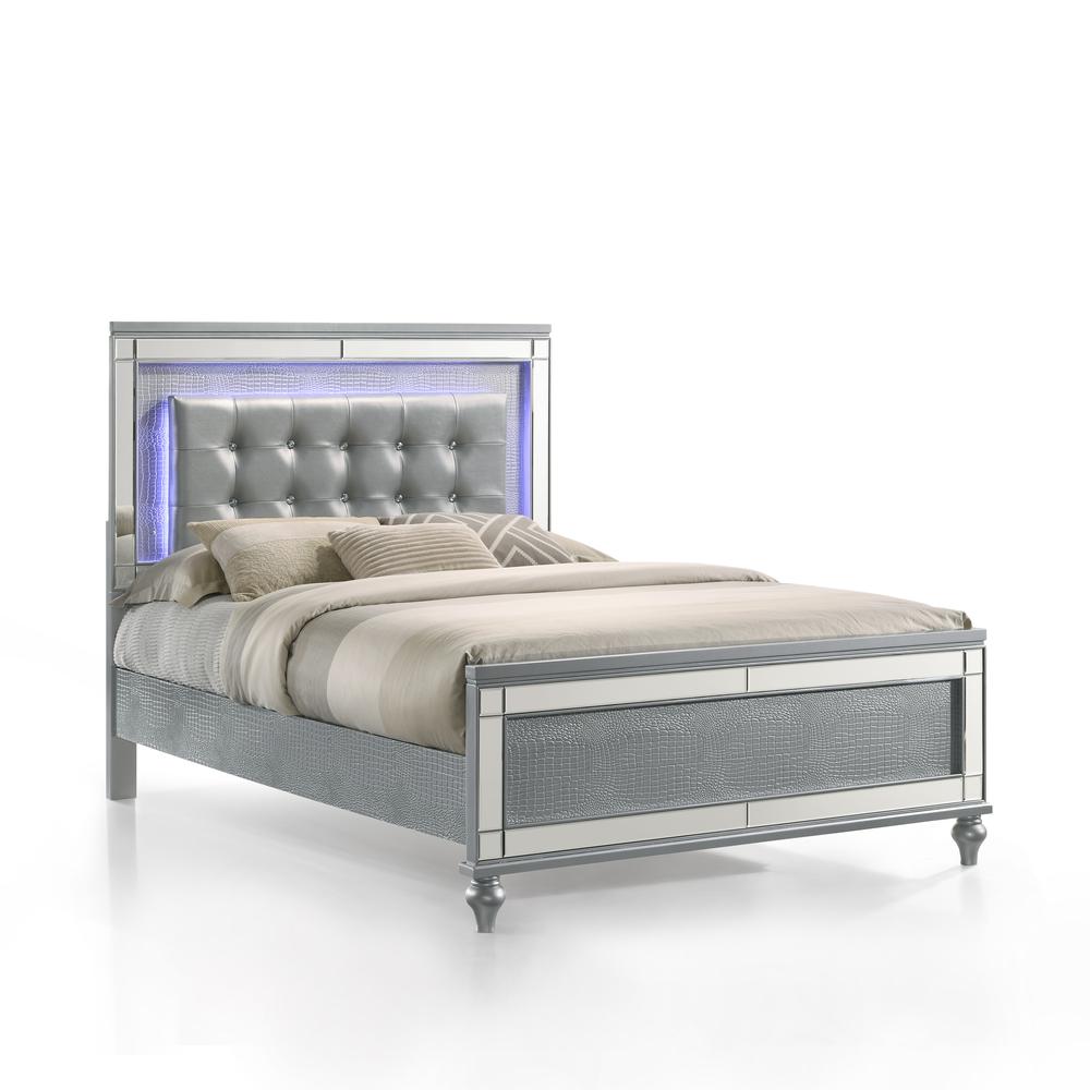 Furniture Contemporary Solid Wood 4/6 Full Bed in Silver. Picture 1