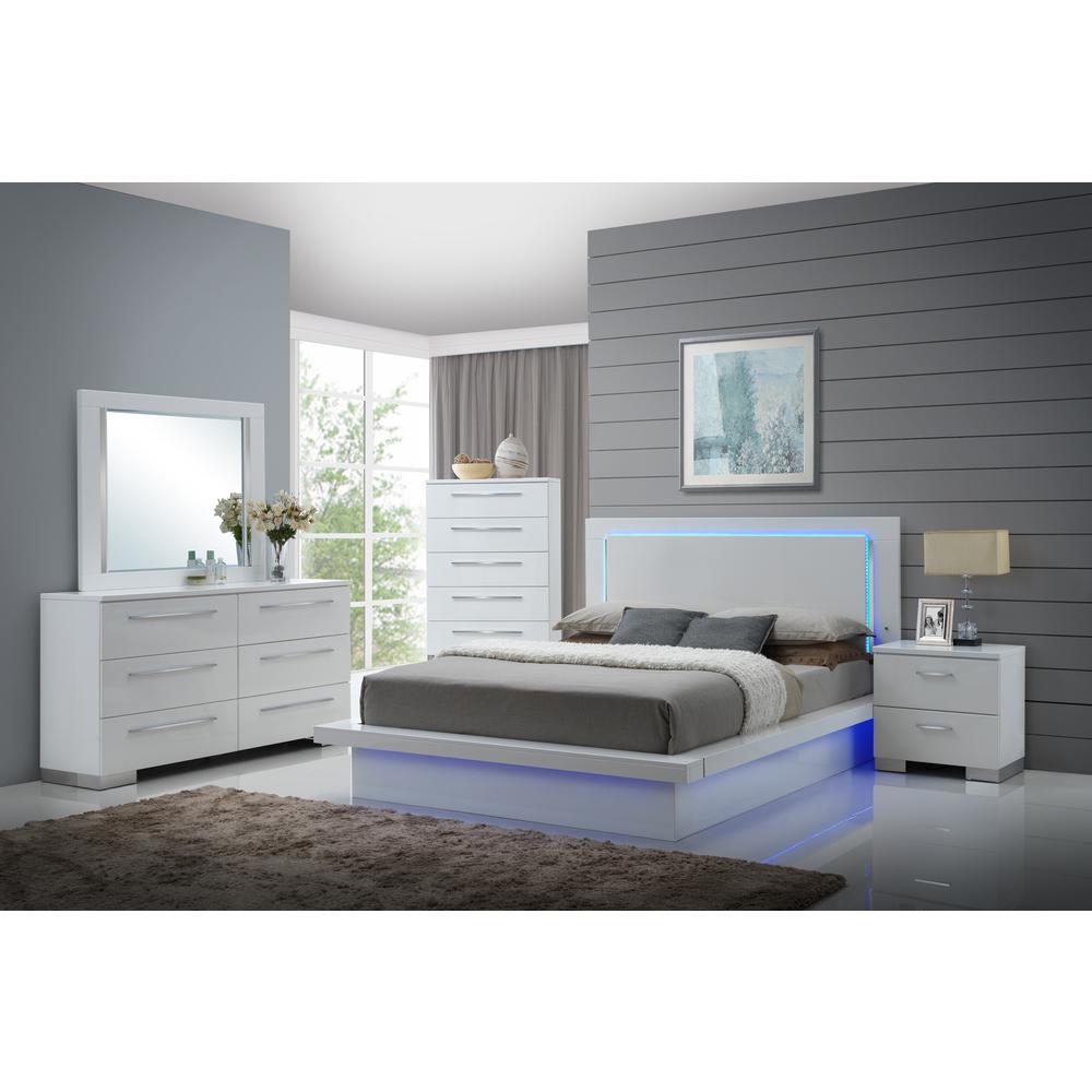 Furniture Sapphire 5-Piece Wood Queen Bedroom Set in White. Picture 2
