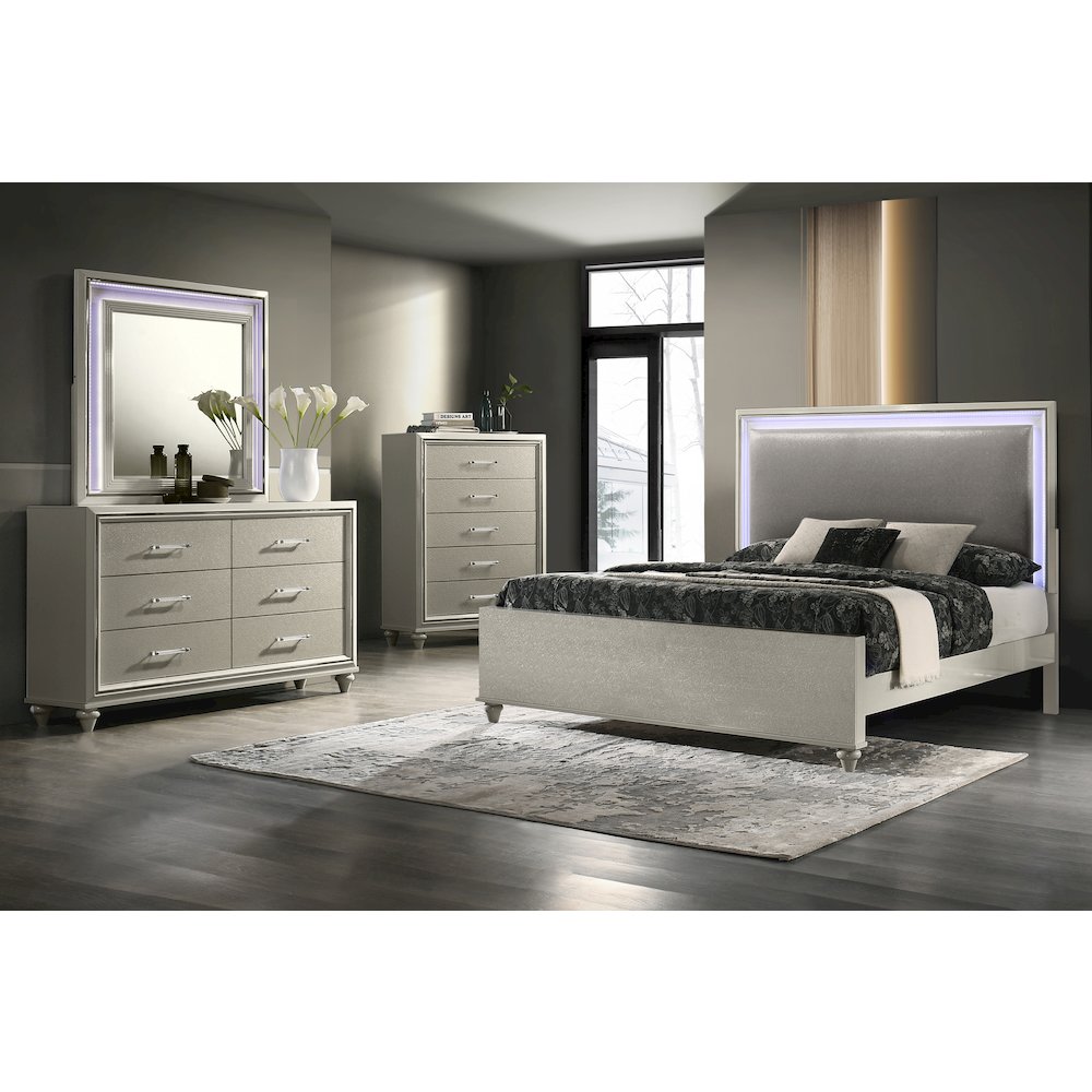 Lumina 4-Piece Wood Western King Bedroom Set in Silver. Picture 1