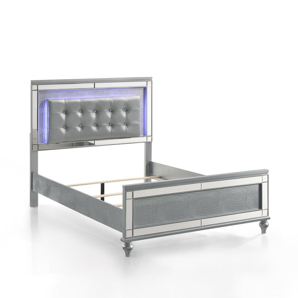 Furniture Contemporary Solid Wood 4/6 Full Bed in Silver. Picture 2