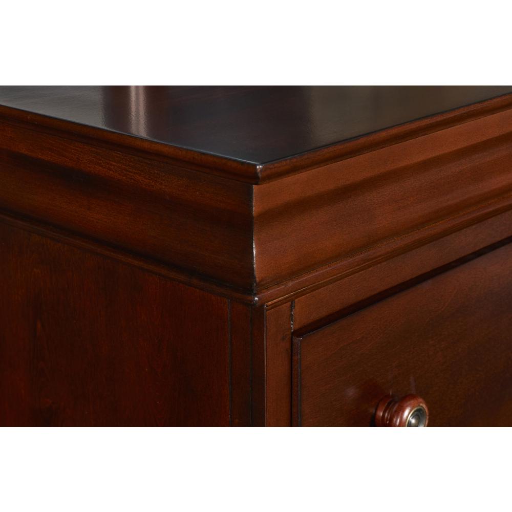 Versailles 4-Piece Wood Queen Bedroom Set with Chest in Cherry. Picture 4