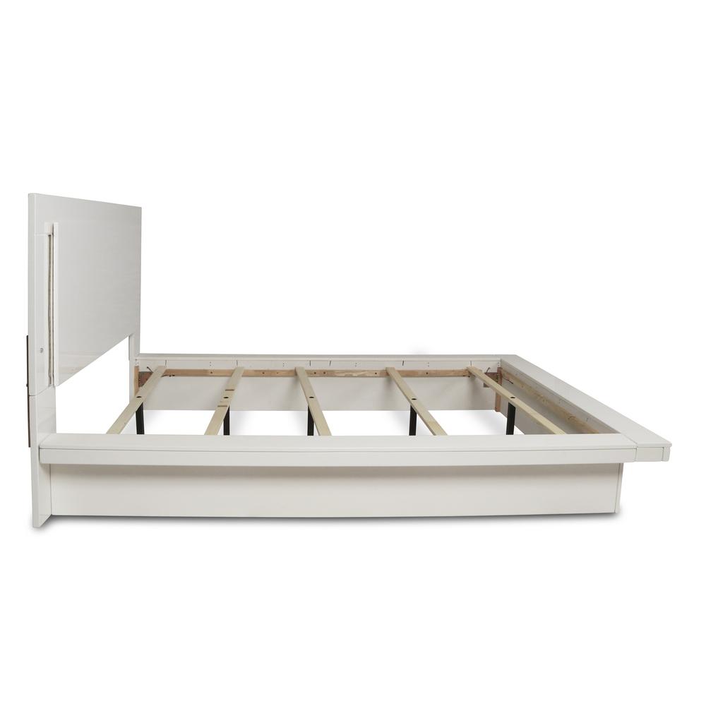 Furniture Sapphire 5/0 Solid Wood Queen Bed in White. Picture 3