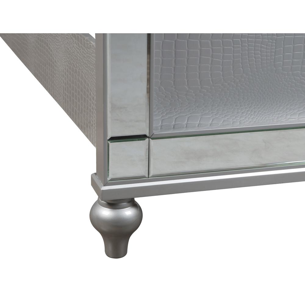 Furniture Contemporary Solid Wood 6/0 Wk Bed in Silver. Picture 3